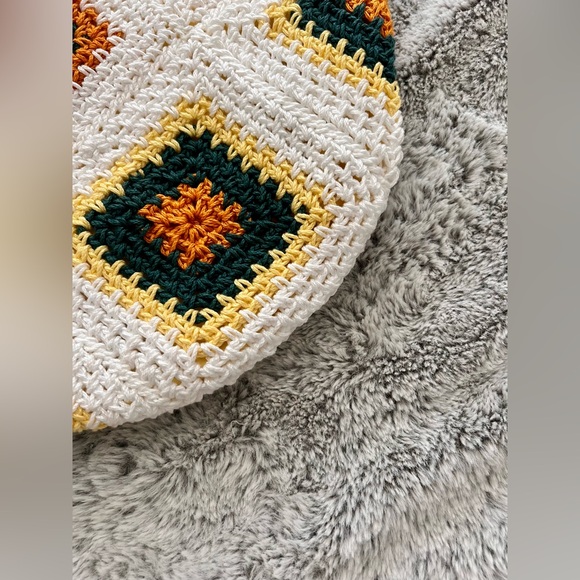 Handmade crochet patterned handbag - Picture 4 of 9